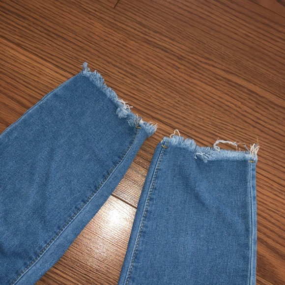 ❄️Light Wash High Waisted Jeans❄️ - Picture 4 of 4